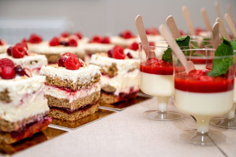 close-up-cakes-with-fresh-fruits-berries-arranged-row-party-table (1)